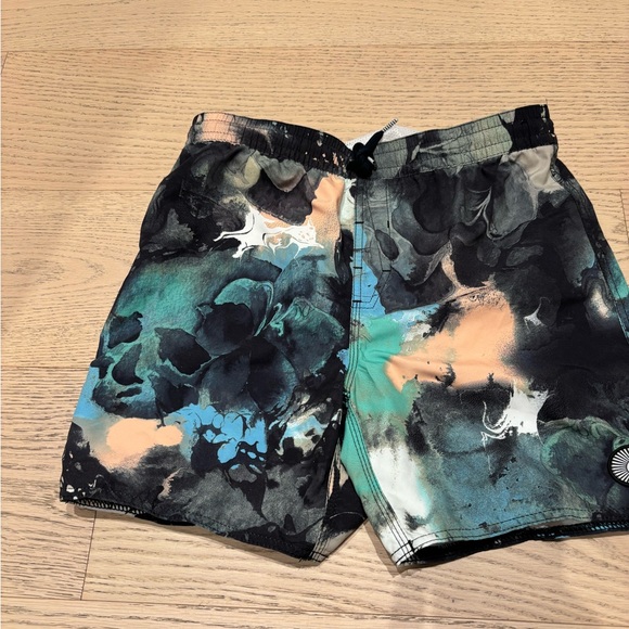 Boys boardshorts - Picture 1 of 2